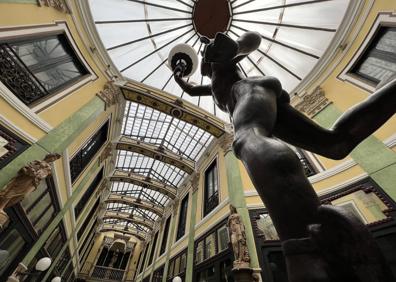 Imagen secundaria 1 - Edificios históricos de Valladolid: Pasaje Gutiérrez, la galería comercial donde juegan los protagonistas de la novela &#039;Paul et Virginie&#039;