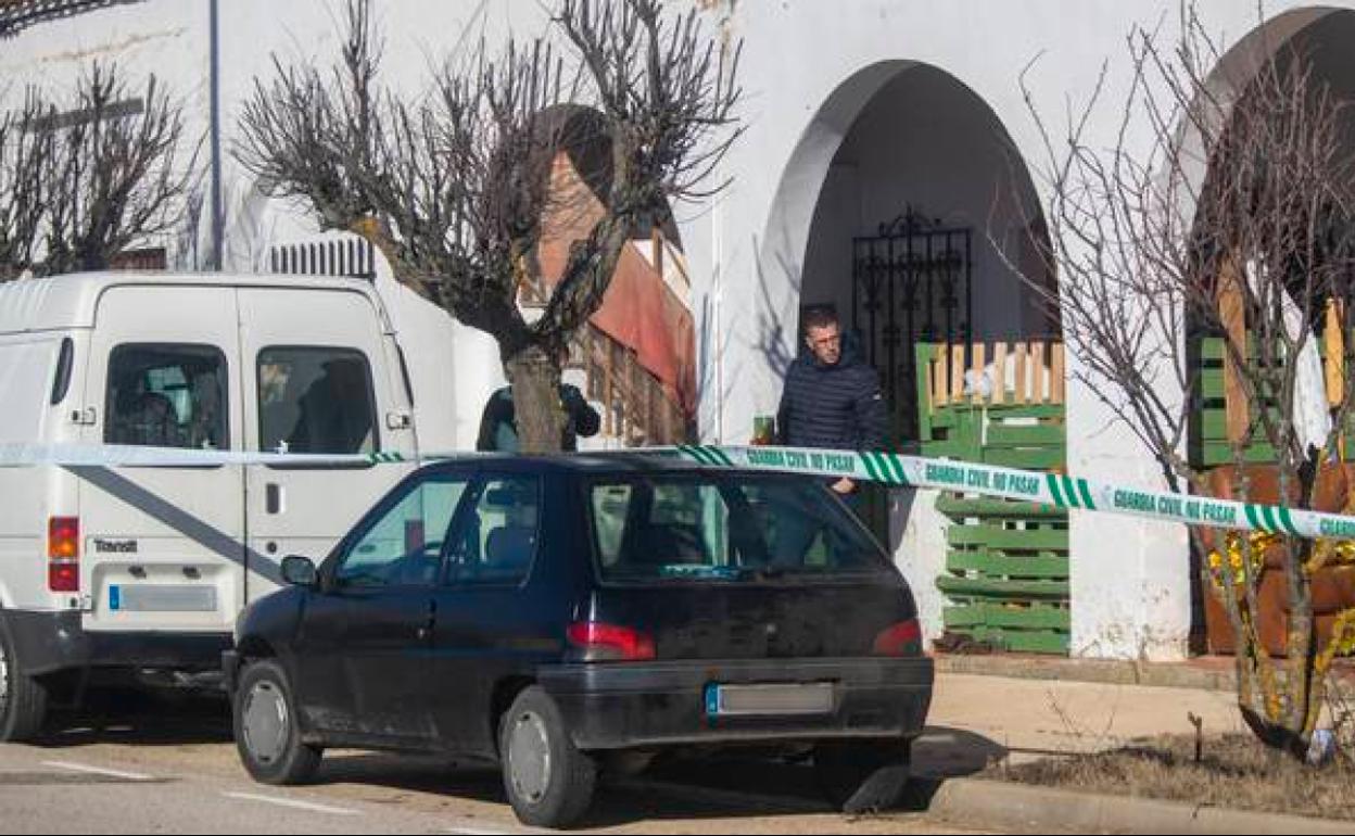 La Guardia Civil acordona la zona donde se produjo el suceso, en la localidad de Matamala.