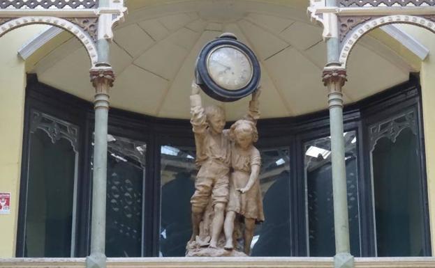 Reloj con las figuras de Paul y Virginie, protagonistas de la novela del escritor francés Jacques-Henri Bernardin de Saint-Pierre.