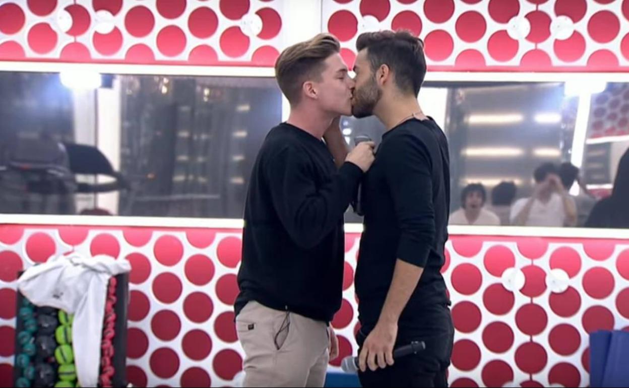 El polémico beso entre Agoney y Raoul en 'Operación Triunfo17'. 
