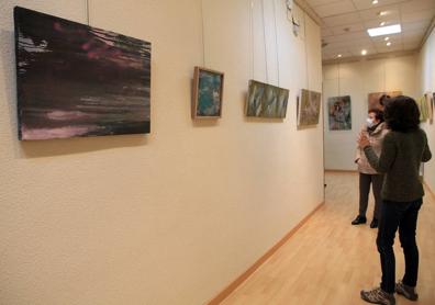 Imagen secundaria 1 - Arriba, Sala Caja Segovia, durante un acto. Sobre estas líneas, sala de exposiciones de Corpus y Torreón de Lozoya. 