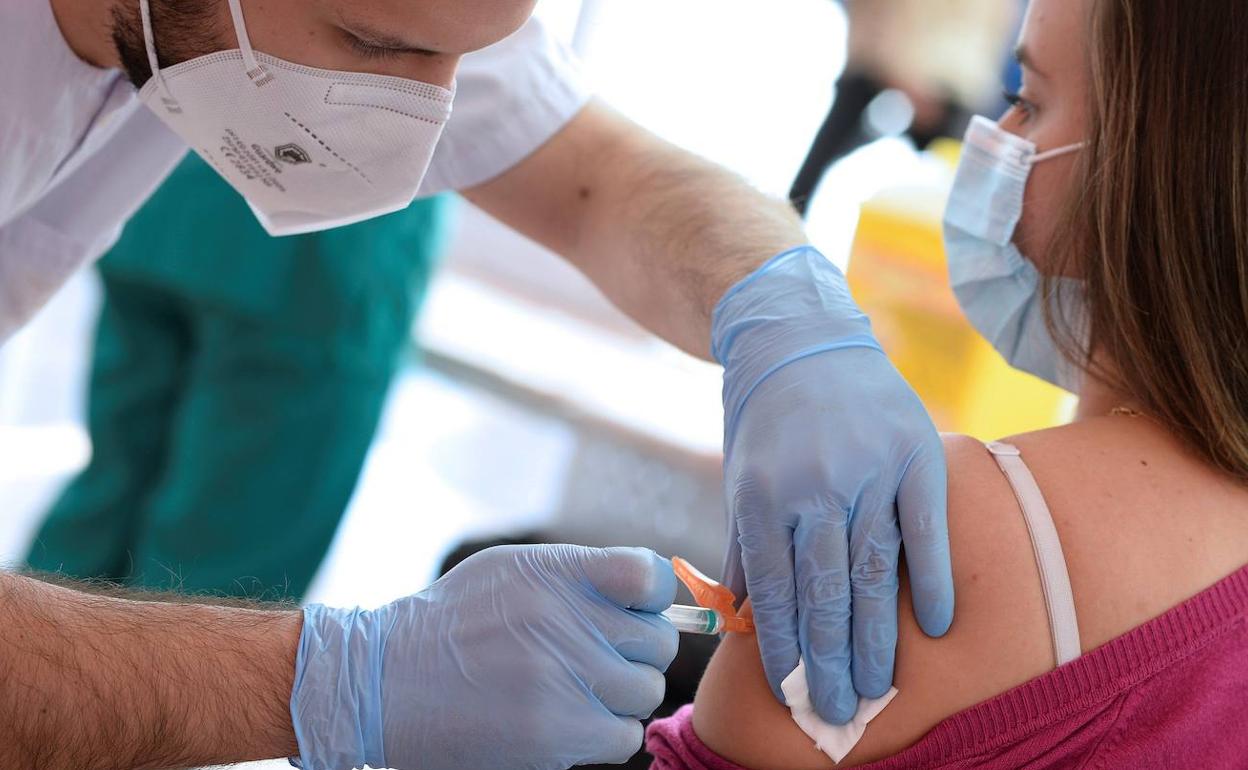 Un sanitario de un centro de salud de Valladolid coloca una vacuna covid.