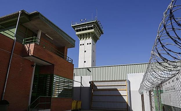 Doce meses de prisión para un interno de Dueñas por retorcer los dedos a un funcionario