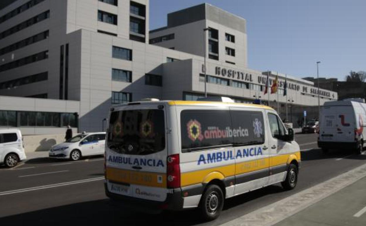 Una ambulancia en las inmediaciones del Hospital Universitario de Salamanca. 