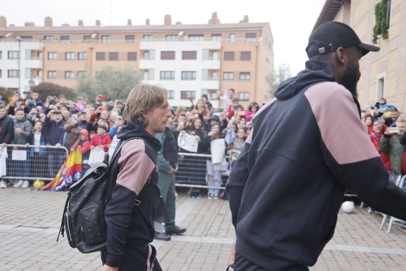 Luka Modric y Antonio Rüdiger, tras bajarse del autobús.