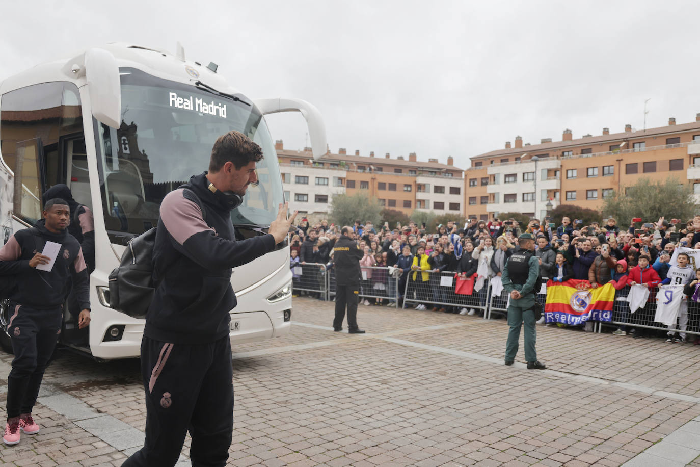 Courtois saluda a los aficionados.