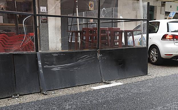 Un conductor ebrio, drogado y sin carné choca contra otro vehículo y la terraza de un local hostelero