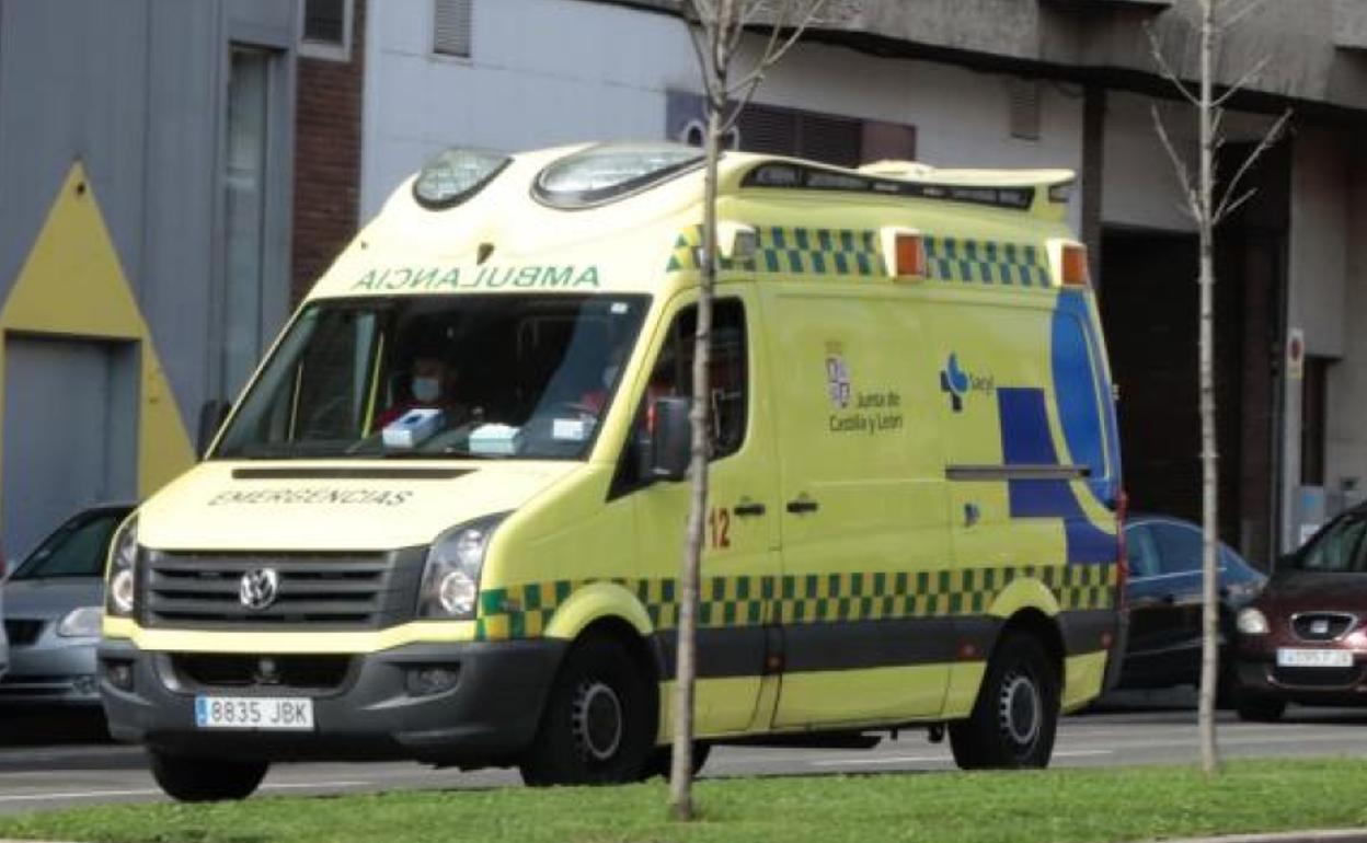 Imagen de archivo de una ambulancia en las calles de Valladolid. 