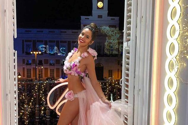 Pedroche despidió 2018 con un bikini-vestido cubierto de flores de Marta Rota de Tot-Hom. El vestido tebúa 250 flores de organza natural en tonos pastel cosidas a mano. Del coulotte brotaba una larga cola en forma de cascada de tull en color rosa.