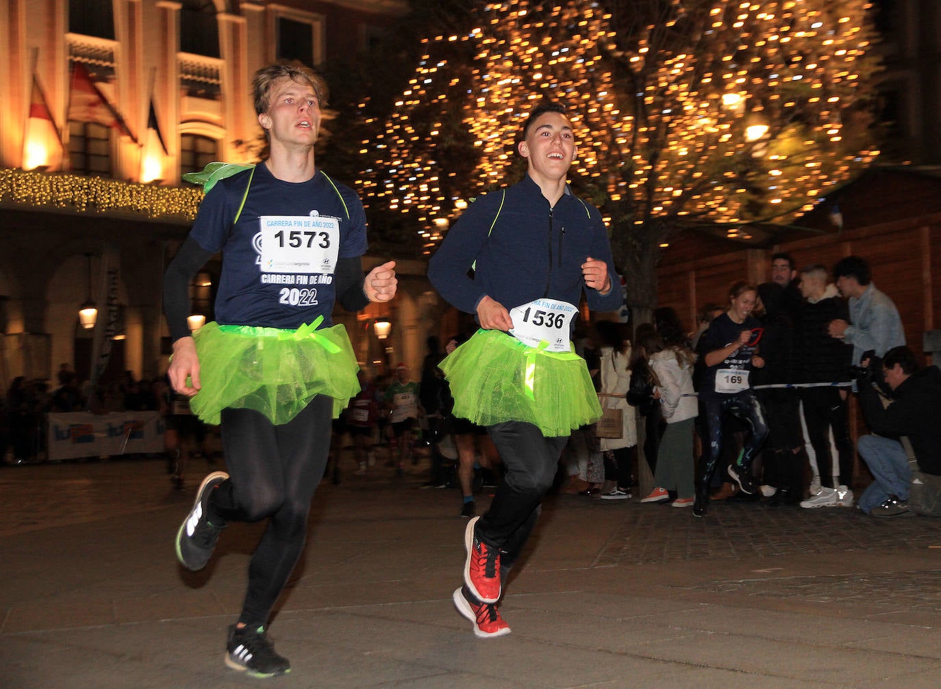Un padre sujeta a su bebé durante la carrera este sábado en Segovia. 