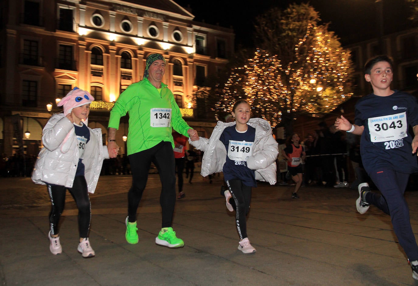 Un padre sujeta a su bebé durante la carrera este sábado en Segovia. 