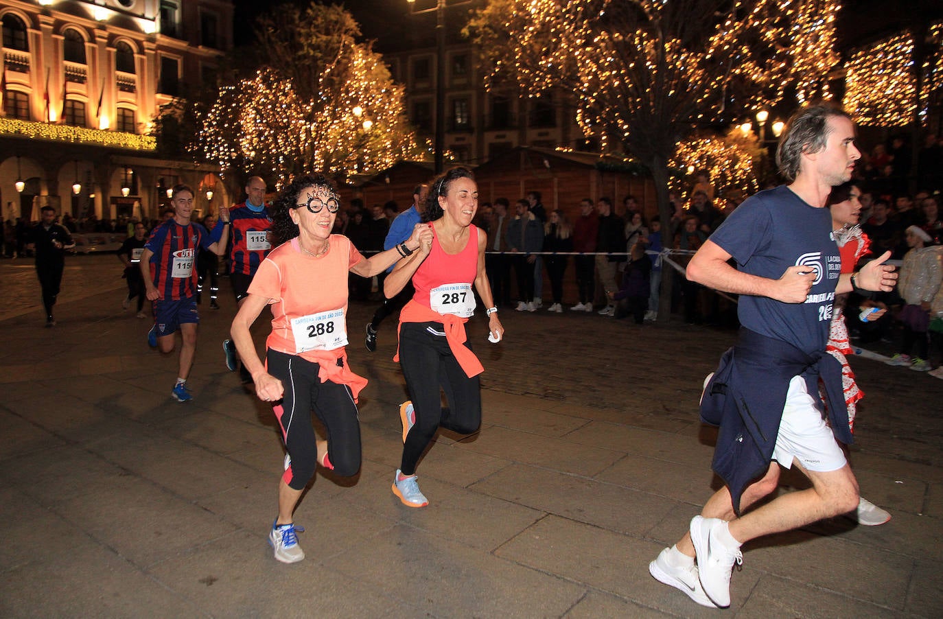 Un padre sujeta a su bebé durante la carrera este sábado en Segovia. 