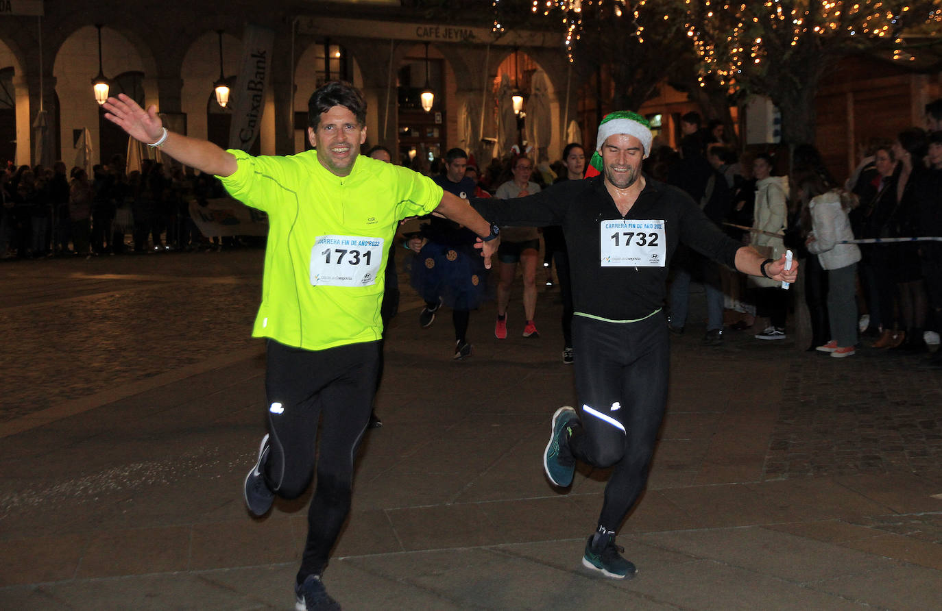 Un padre sujeta a su bebé durante la carrera este sábado en Segovia. 