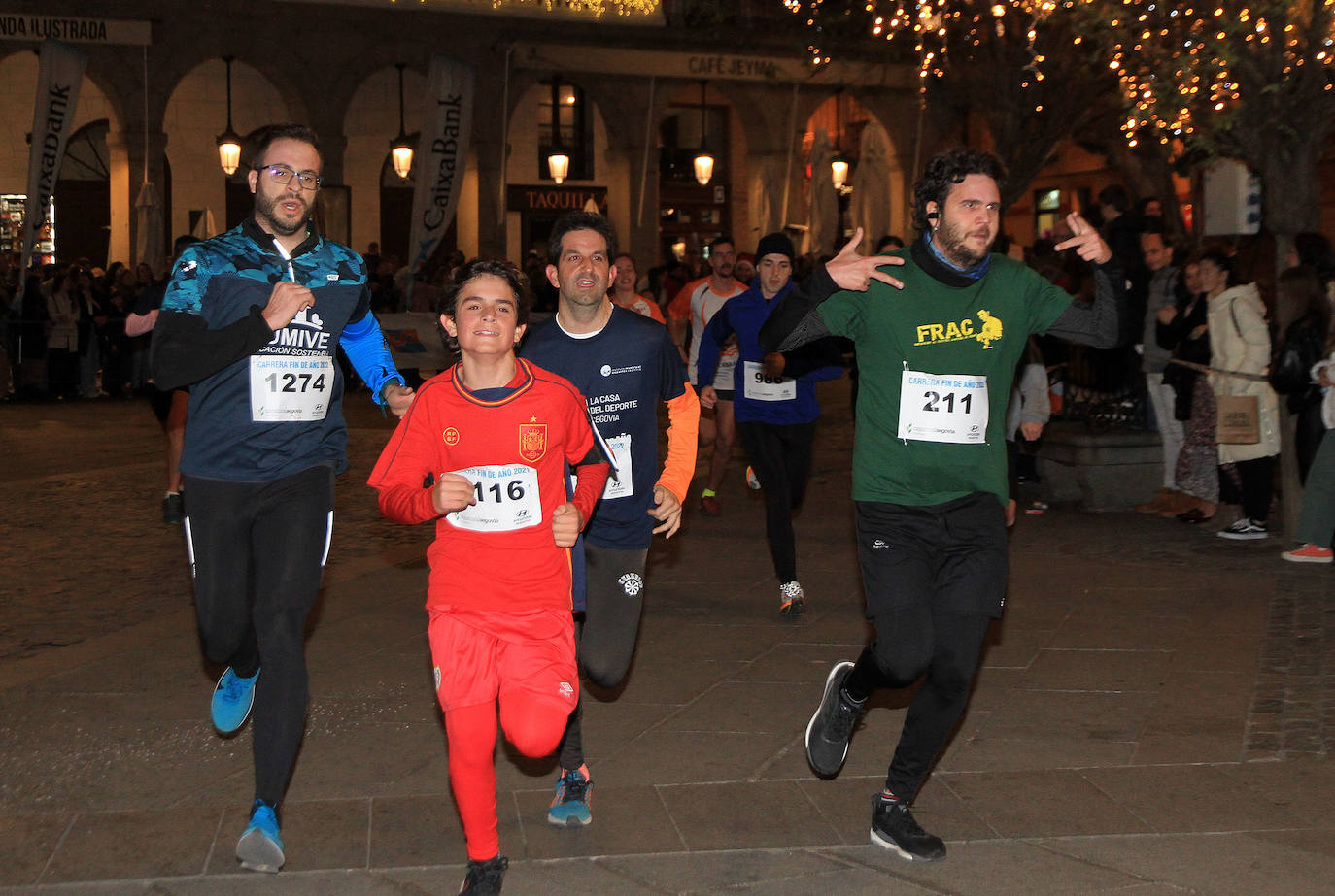 Un padre sujeta a su bebé durante la carrera este sábado en Segovia. 