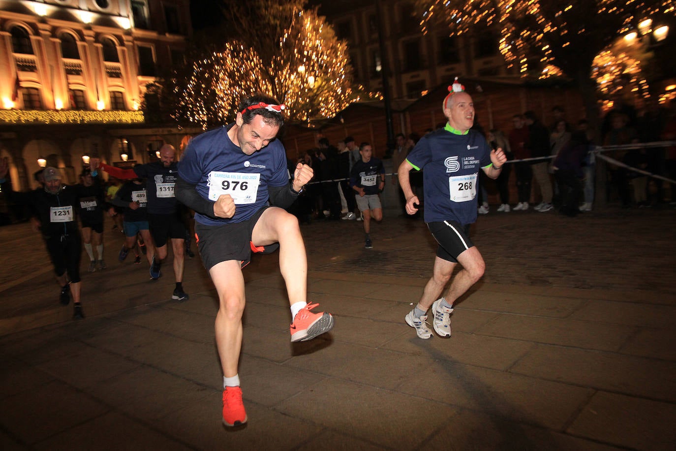 Un padre sujeta a su bebé durante la carrera este sábado en Segovia. 