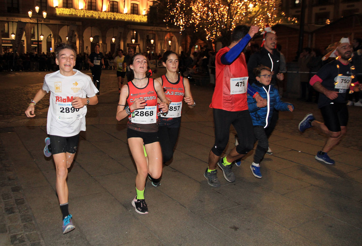 Un padre sujeta a su bebé durante la carrera este sábado en Segovia. 
