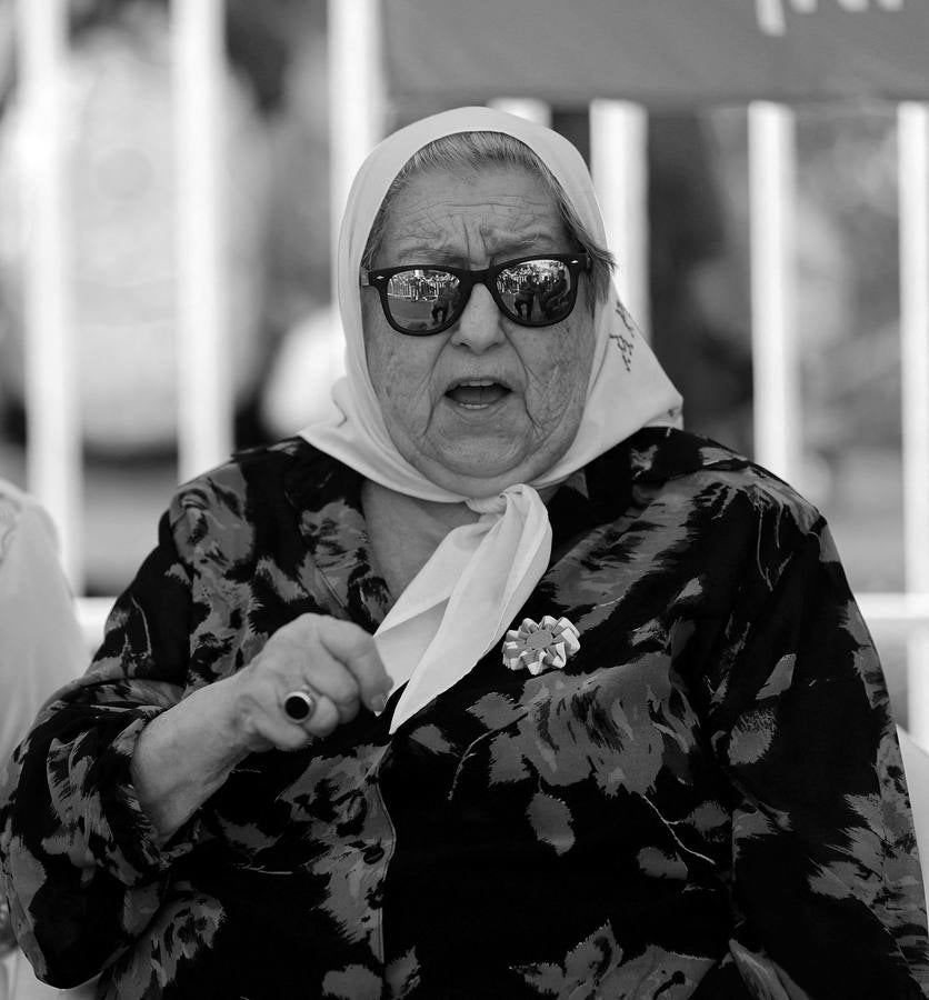 La histórica presidenta de la asociación argentina Madres de Plaza de Mayo formada durante la dictadura militar (1976-1983) para conocer el destino de sus hijos y otros detenidos desaparecidos por el régimen, falleció el 20 de noviembre a los 93 años.