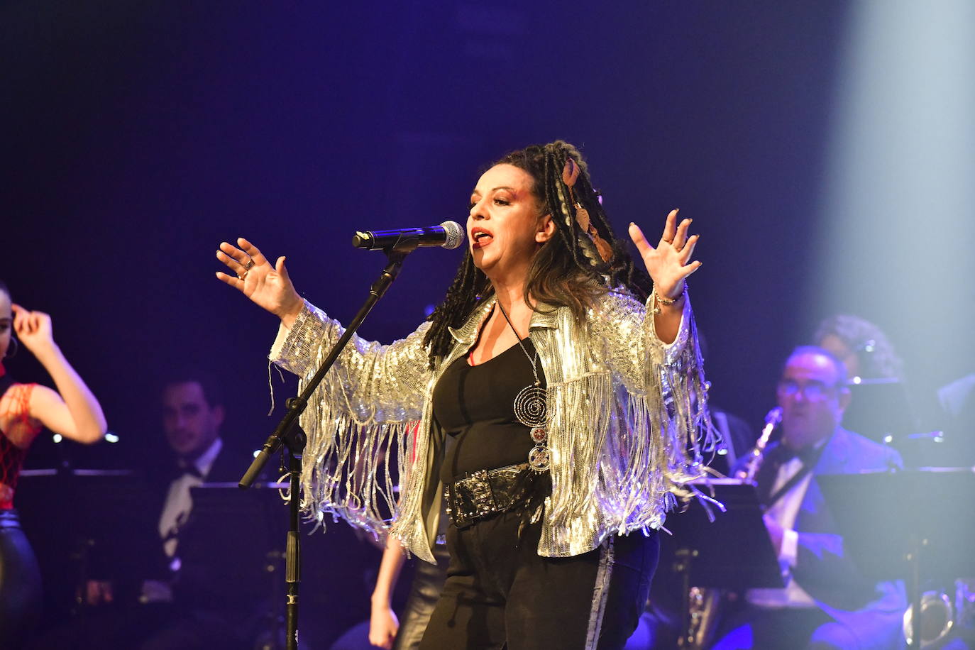 Vecinos y músicos participantes en el festival 'Mira quien canta' de El Espinar, en la noche de este viernes. 