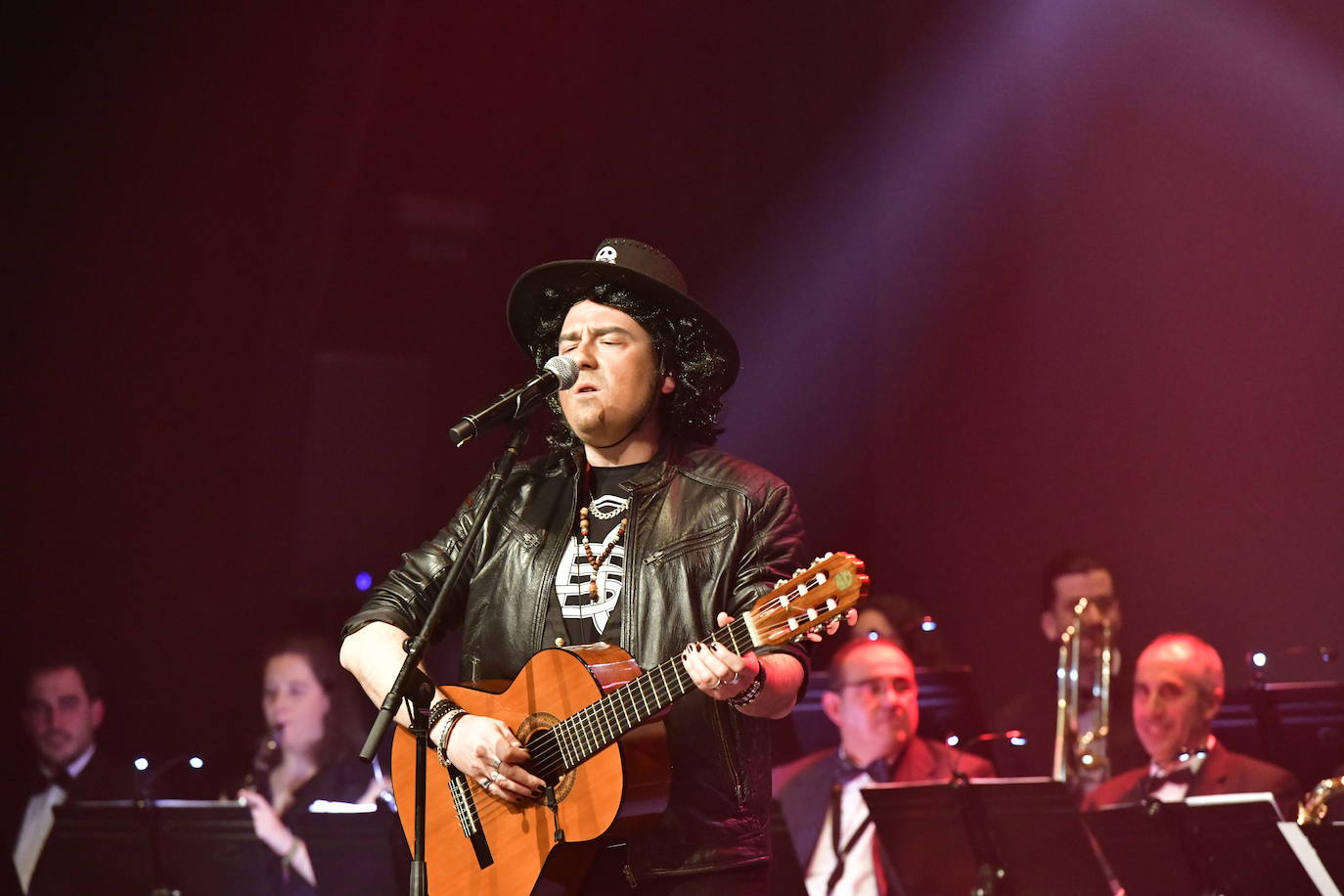 Vecinos y músicos participantes en el festival 'Mira quien canta' de El Espinar, en la noche de este viernes. 