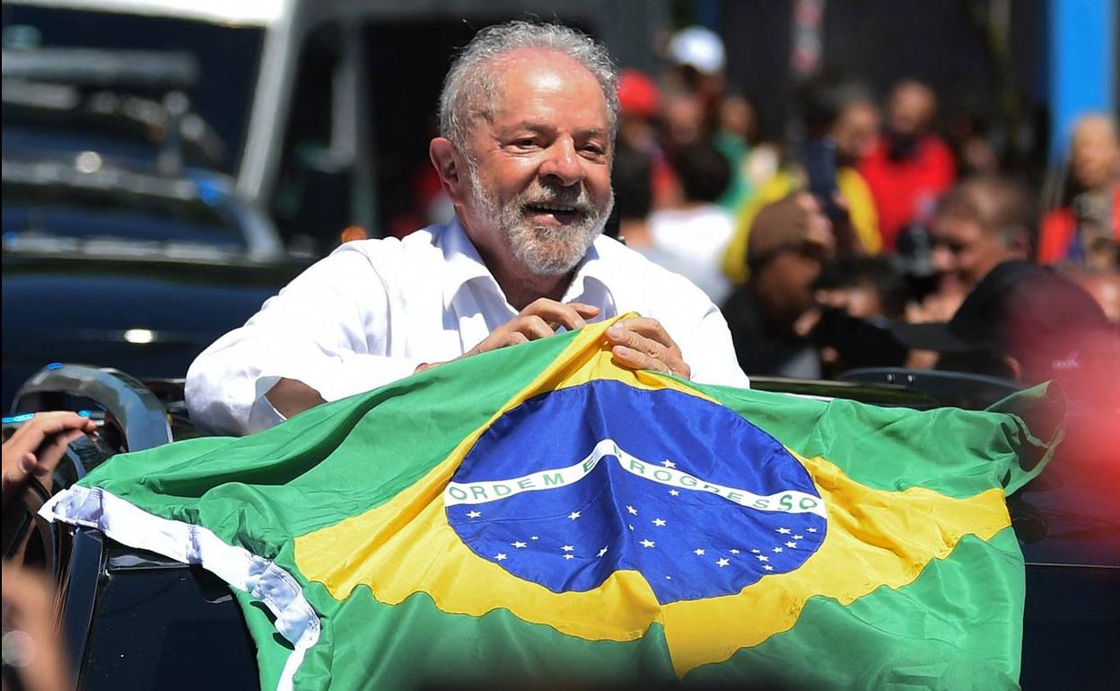 Lula da Silva celebra la victoria. 