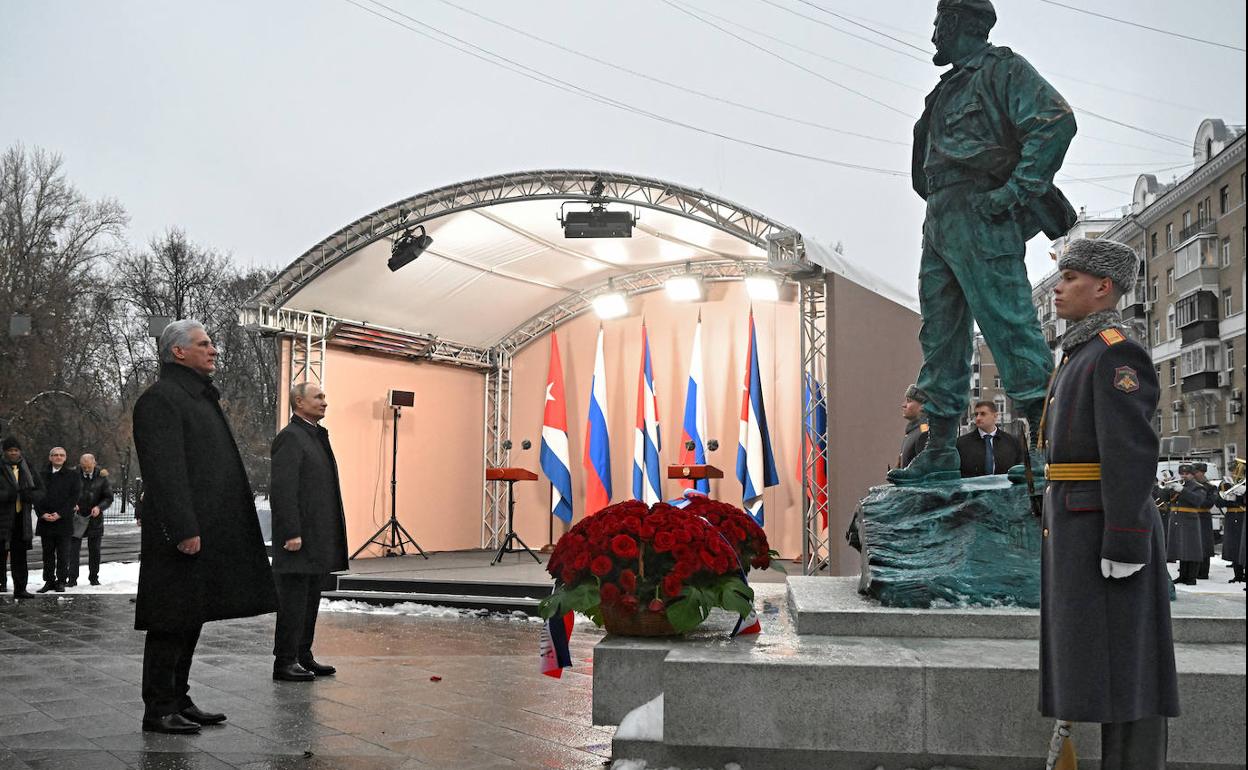 Vladímir Putin y su homólogo cubano, Miguel Mario Díaz-Canel, durante la inauguración de un monumento a Fidel Castro en Moscú.