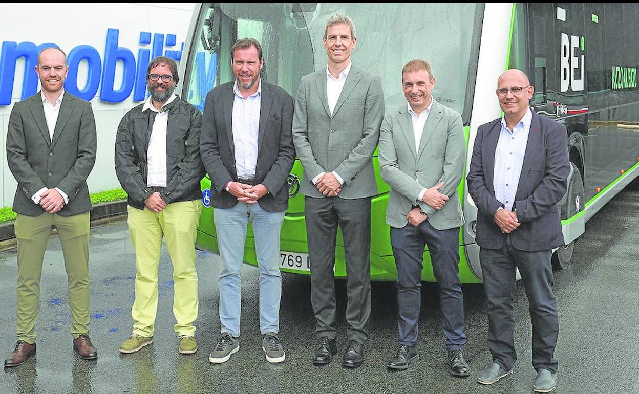 El alcalde y directivos de Irizar, junto a uno de los nuevos buses.