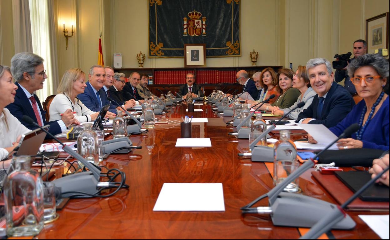 Pleno extraordinario del Consejo General del Poder Judicial para elegir al nuevo presidente tras la dimisión de Carlos Lesmes (en el círculo).