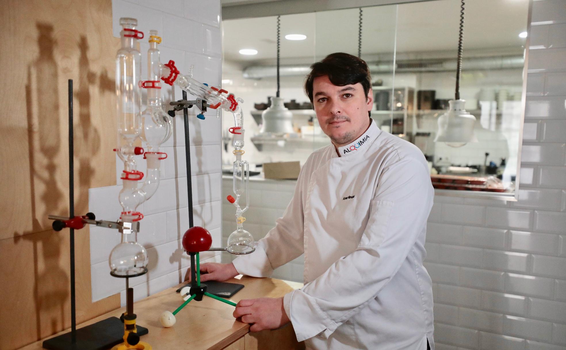 El cocinero Alvar Hinojal en su restaurante Alquimia, en Valladolid. 