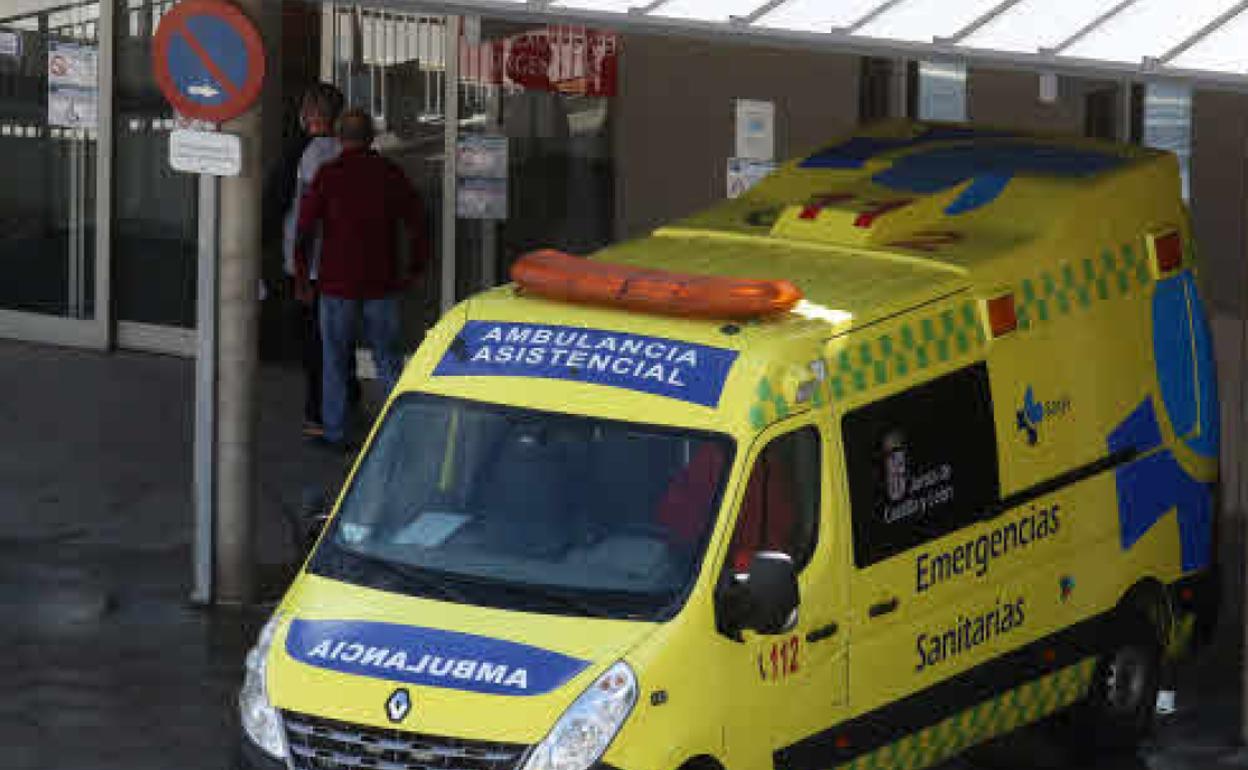 Imagen de una ambulancia estacionada en un centro hospitalario. 