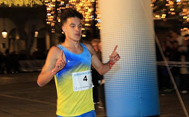 Rafa Rodríguez, ganador de la prueba masculina de asultos en la Carrera de Fin de Año de Segovia. 