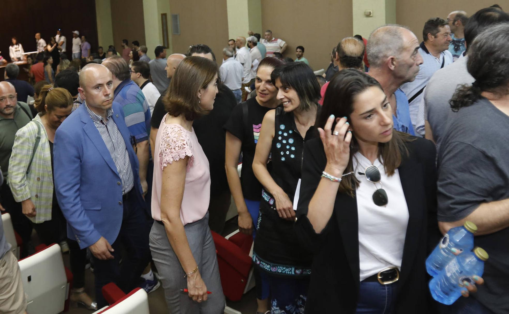 La ministra Reyes Maroto conversa con trabajadores de Siro tras una de las asambleas de junio.