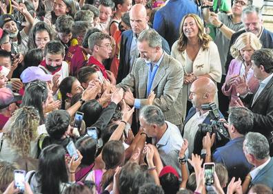 Imagen secundaria 1 - Arriba, la niña segoviana Emma, que recibió un trasplante de intestino inédito en el mundo, con sus padres. Sobre estas líneas, el rey Felipe IV en Otero de Herreros y obras del Cervantes. 