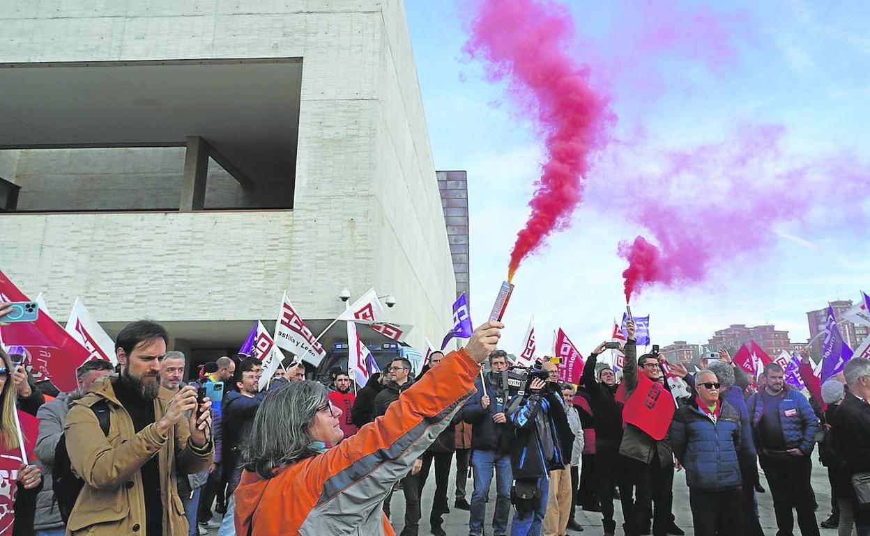 Comisiones Obreras y UGT, durante su última concentración ante las Cortes, en diciembre. 