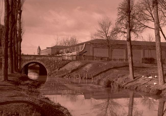 El puente del Prado o de las Chirimías sobre el Esgueva. .