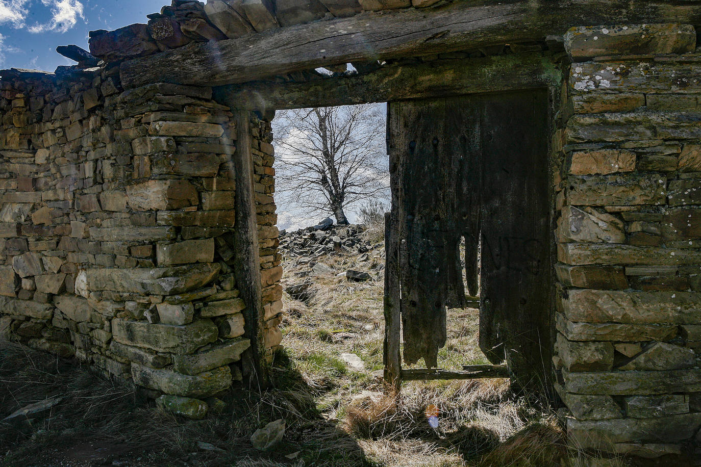 Tiene un aire místico y es el centro de la  comarca de la Maragatería. Un pueblo, a punto de desaparecer, que está resurgiendo gracias a la iniciativa privada. Su paisaje es espectacular. 