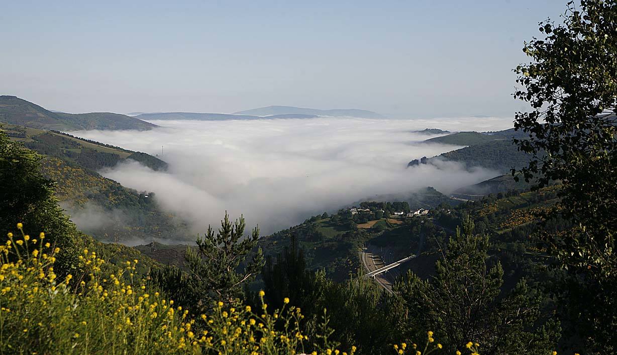 Todo parece inabarcable. Las nieblas tapan el valle haciendo que parezcan dos mundos por donde transitan los caminantes.