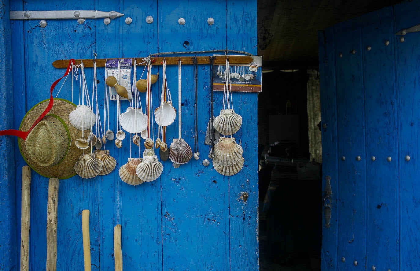 Es tránsito de peregrinos y los lugareños aprovechan para ofrecer a los peregrinos los símbolos del Camino a Santiago.