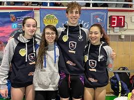 Nayara Pineda (segunda por la izquierda), junto a sus compañeros de equipo.