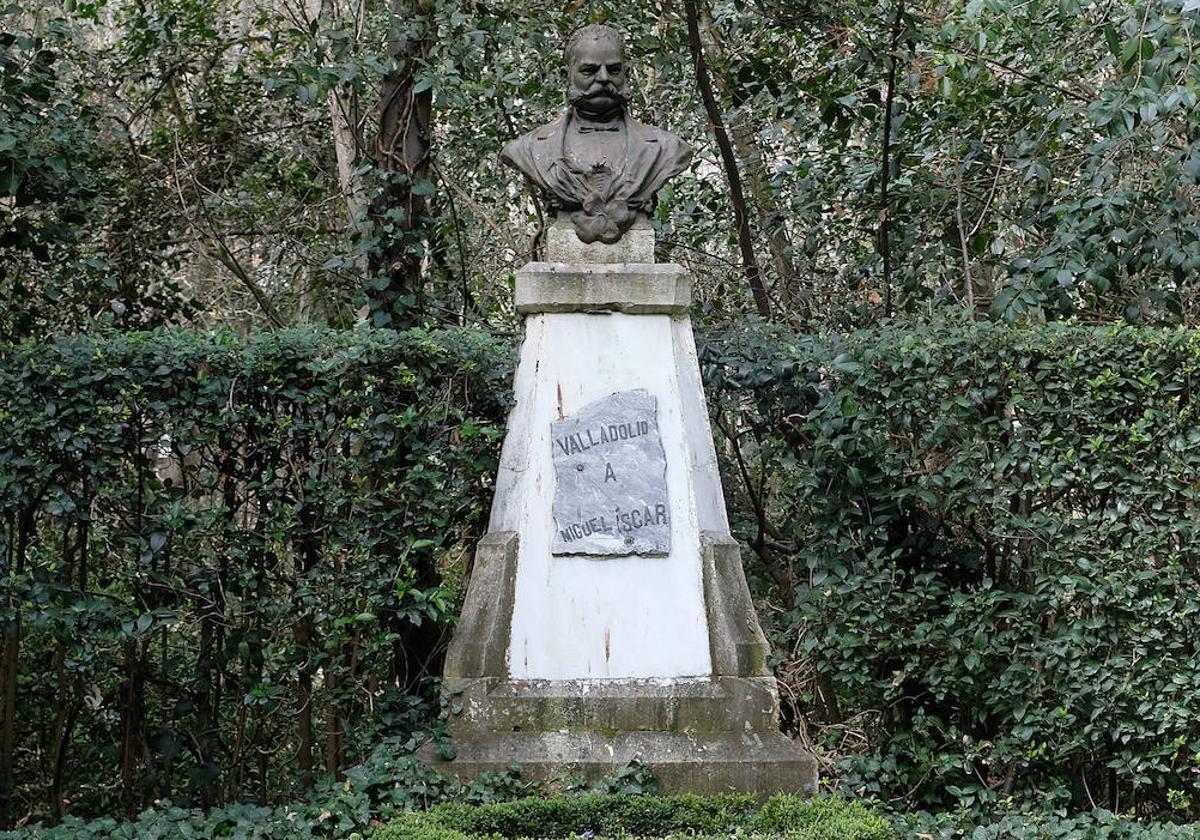 Estatua del alcalde Miguel Íscar en el Campo Grande.