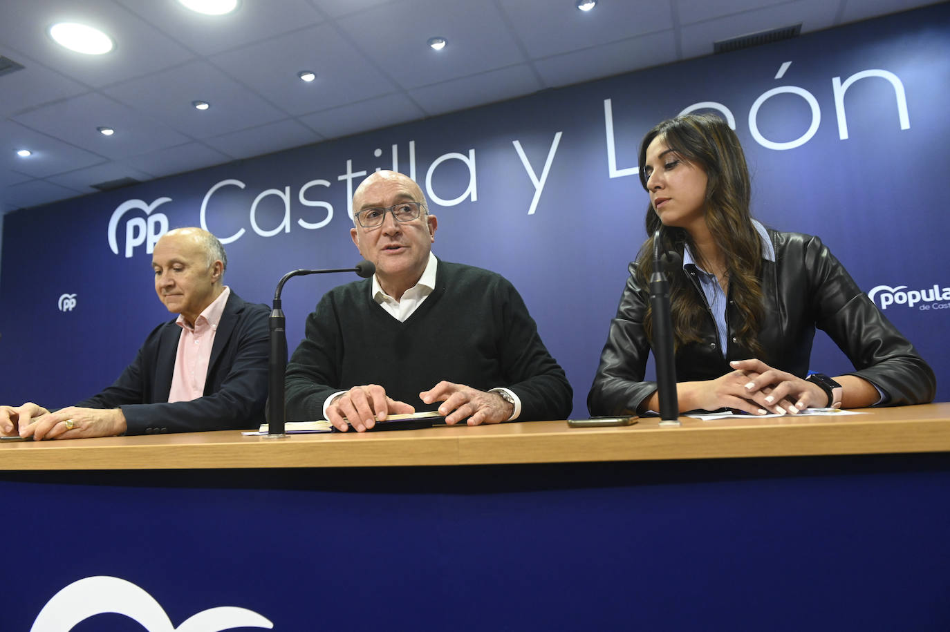 Ramiro Ruiz Medrano, director de campaña, Jesús Julio Carnero, candidato, y Blanca Jiménez, portavoz de la candidatura.