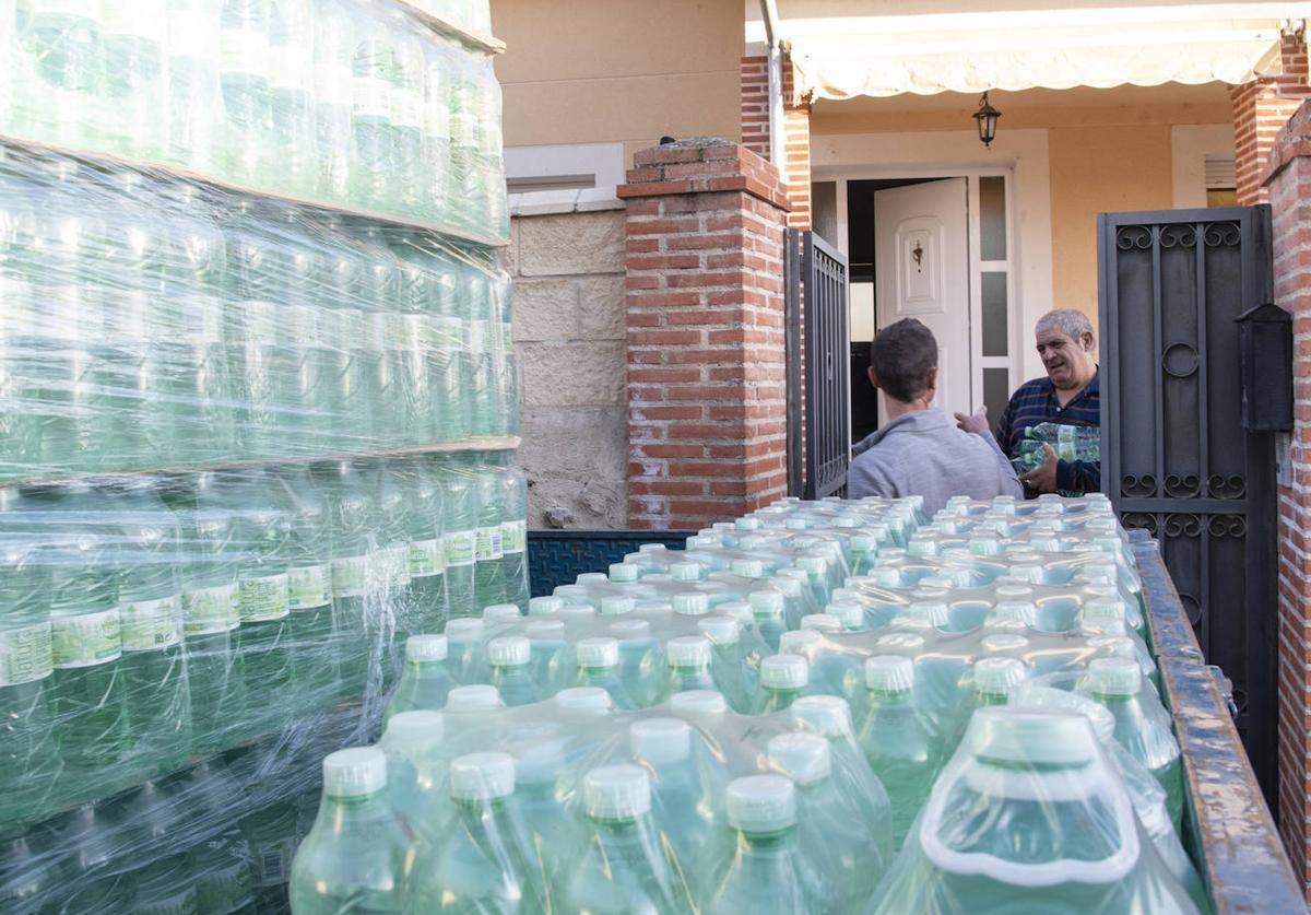 Reparto de agua embotallada entre los vecinos de Turégano este martes por la tarde.