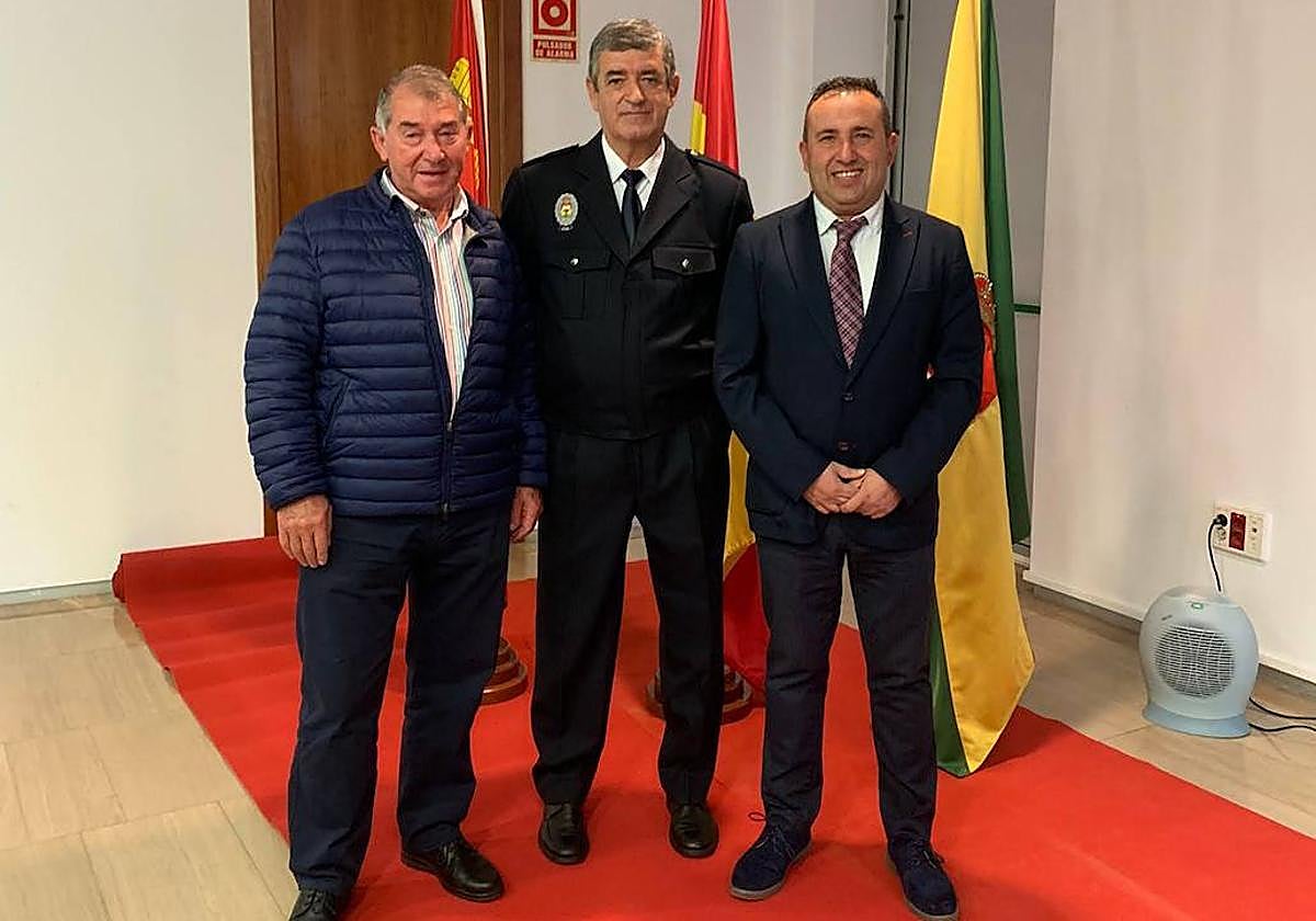 Julio César Merino Pérez, en el centro, con el exalcalde con Antonio Martín y el actual regidor, Alfonso Romo.