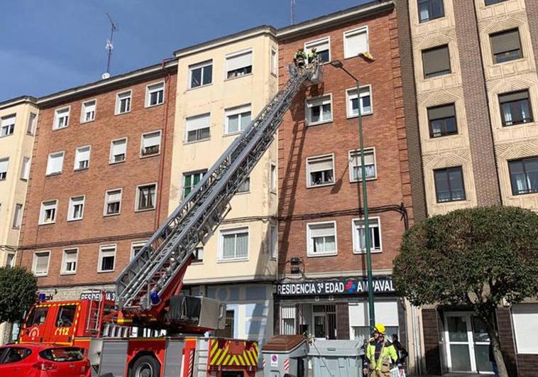 Los Bomberos acceden a la vivienda del cuarto piso de la calle Recondo.