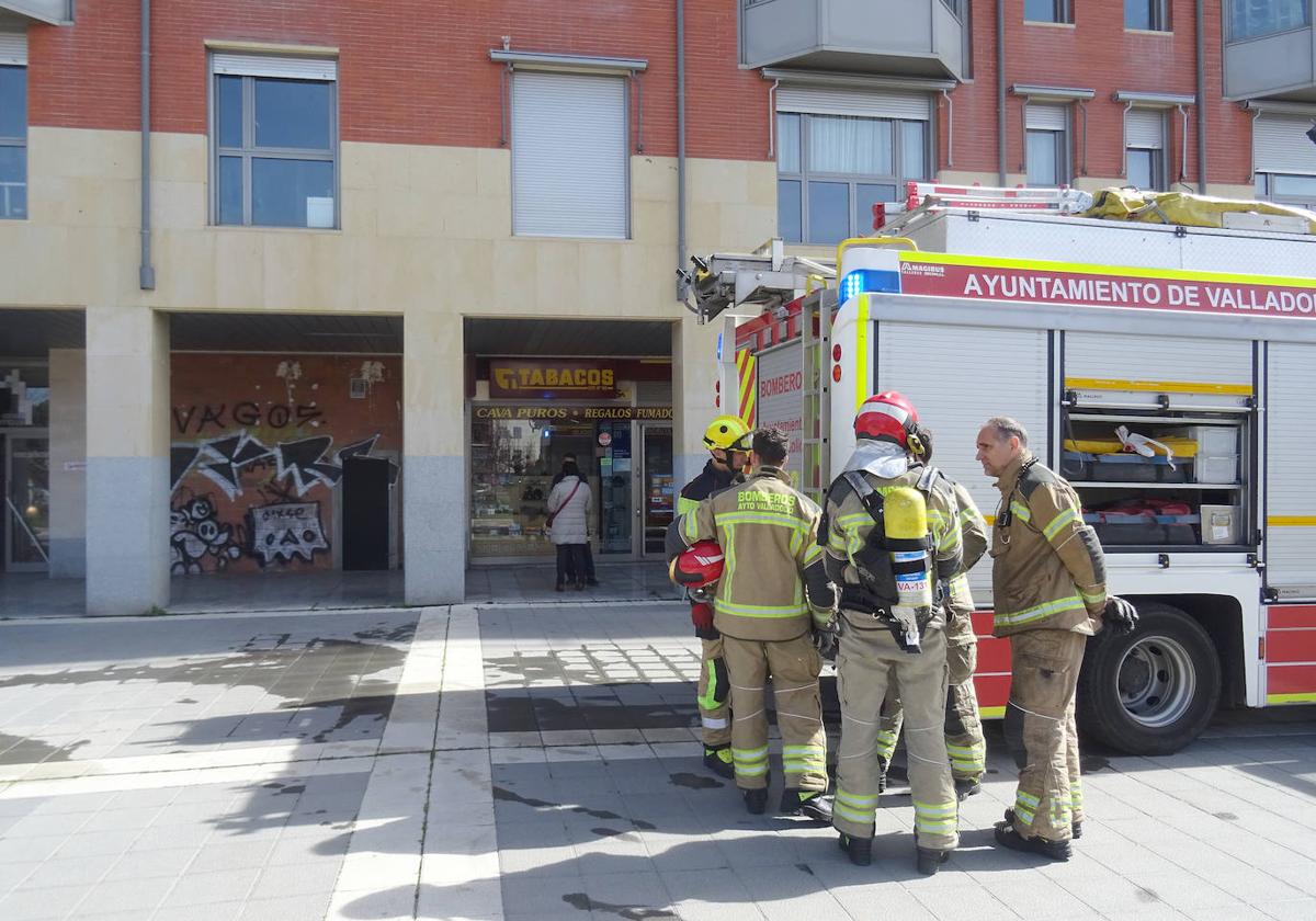 Los Bomberos, una vez finalizada su intervención por el pequeño incendio en el local de Recoletos.