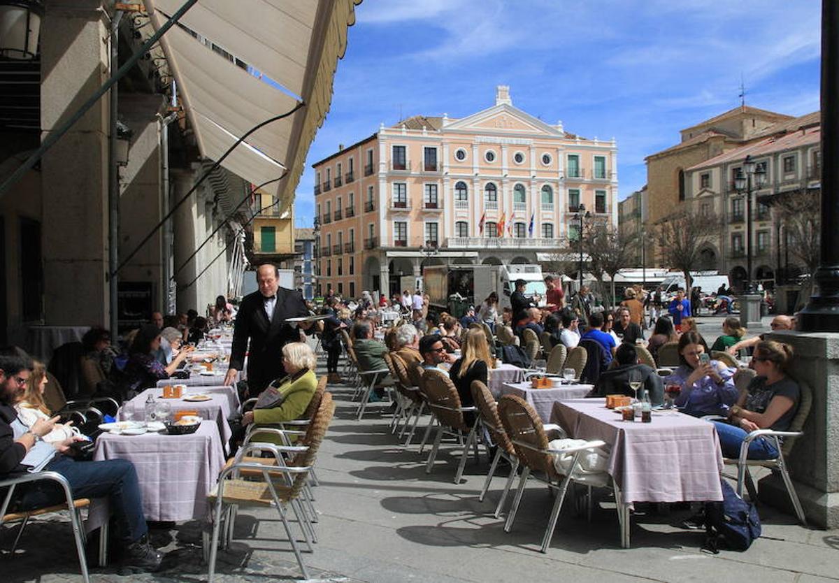 Terrazas llenas en la Plaza Mayor de Segovia, en una imagen de archivo.