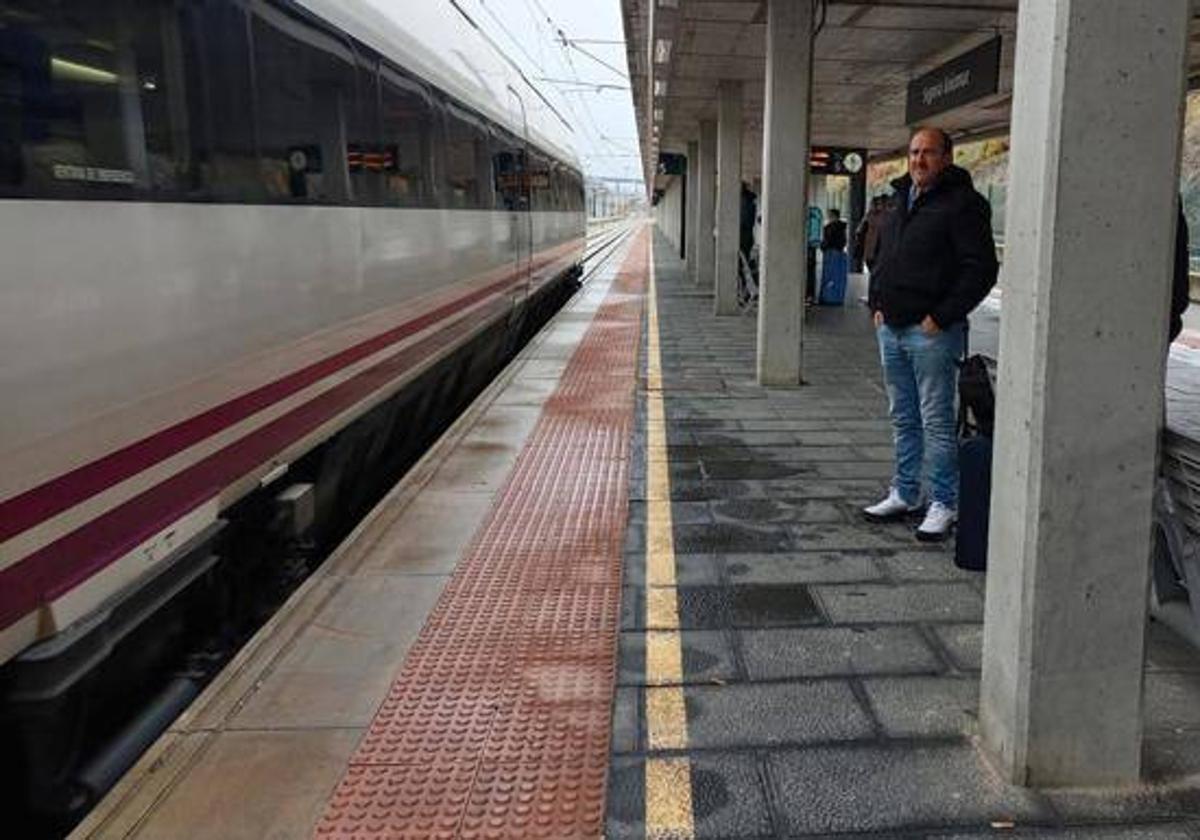 Un usuario espera en la estación de Ave de Segovia, en una imagen de archivo.