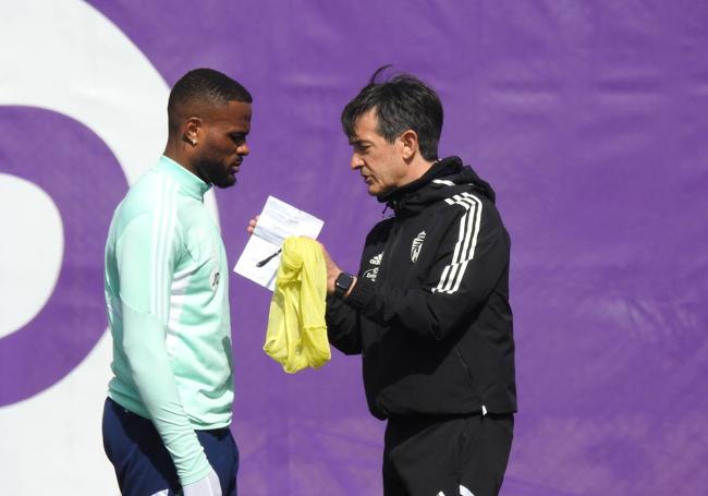 Cyle Larin recibe las instrucciones de Pacheta durante la sesio´ del pasado martes en los Anexos.