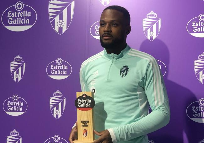 Larin, con el premio al mejor jugador del Real Valladolid del mes de febrero.