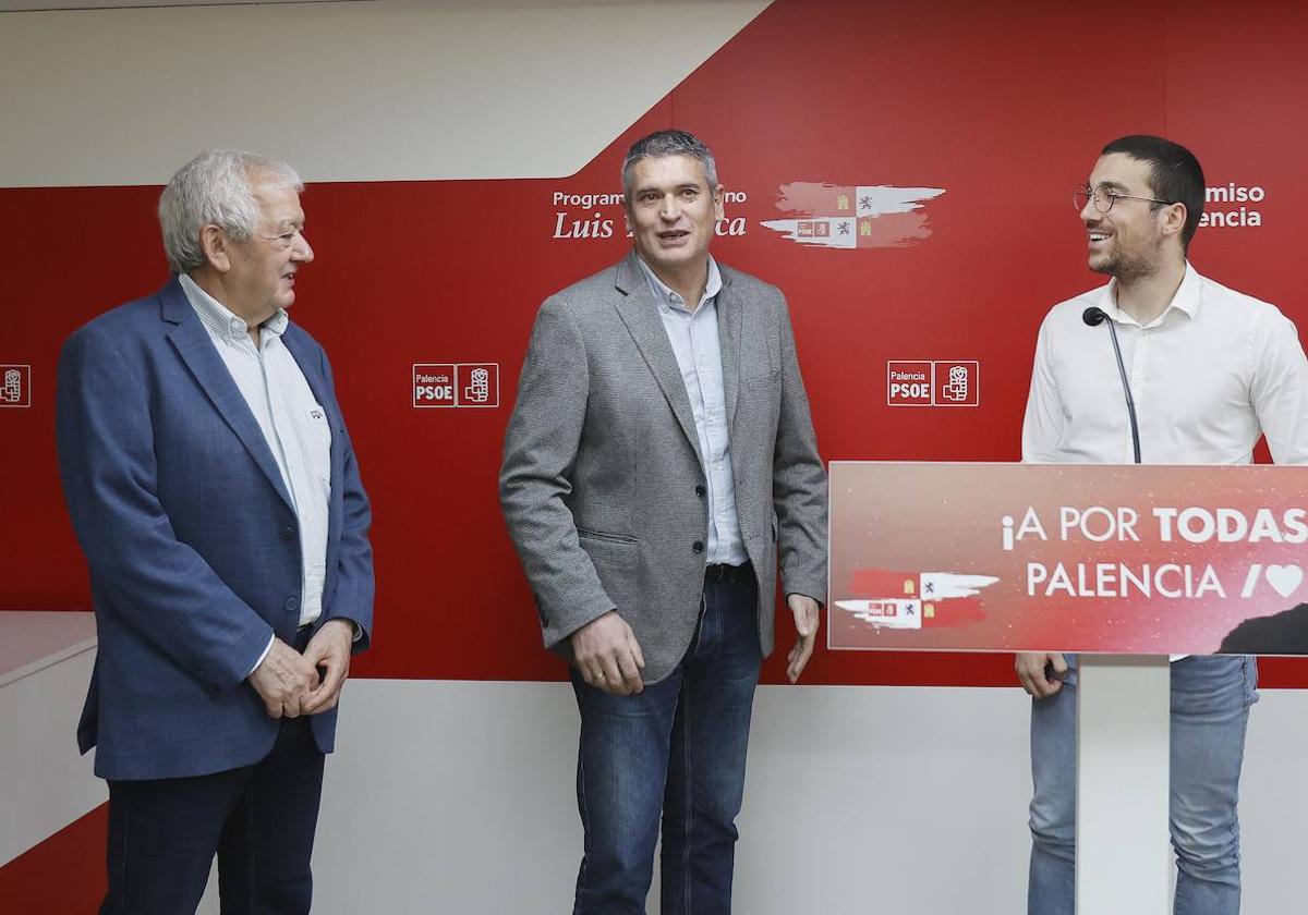 Amador Aparicio, Mariano Martínez y Mario Paniagua, ayer en la sede del PSOE.