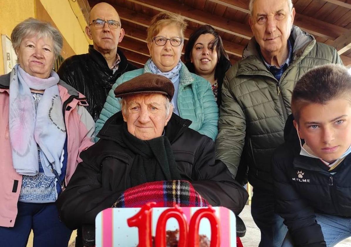 José Pérez Cid, junto a sus familiares el día de su cumpleaños.